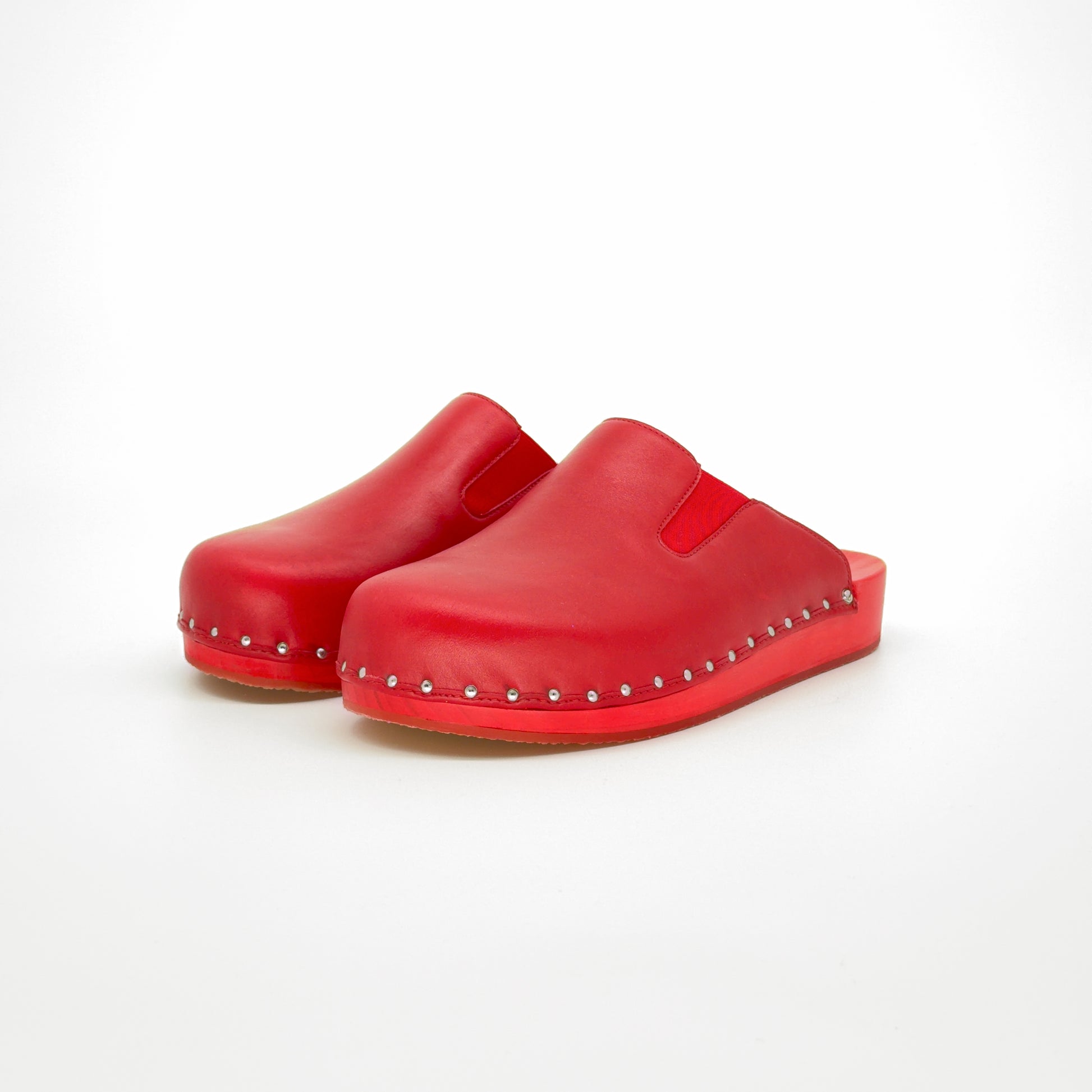PIN 82 Mono Rot Holzschuh von Heinrich Berkemann schräg von vorne