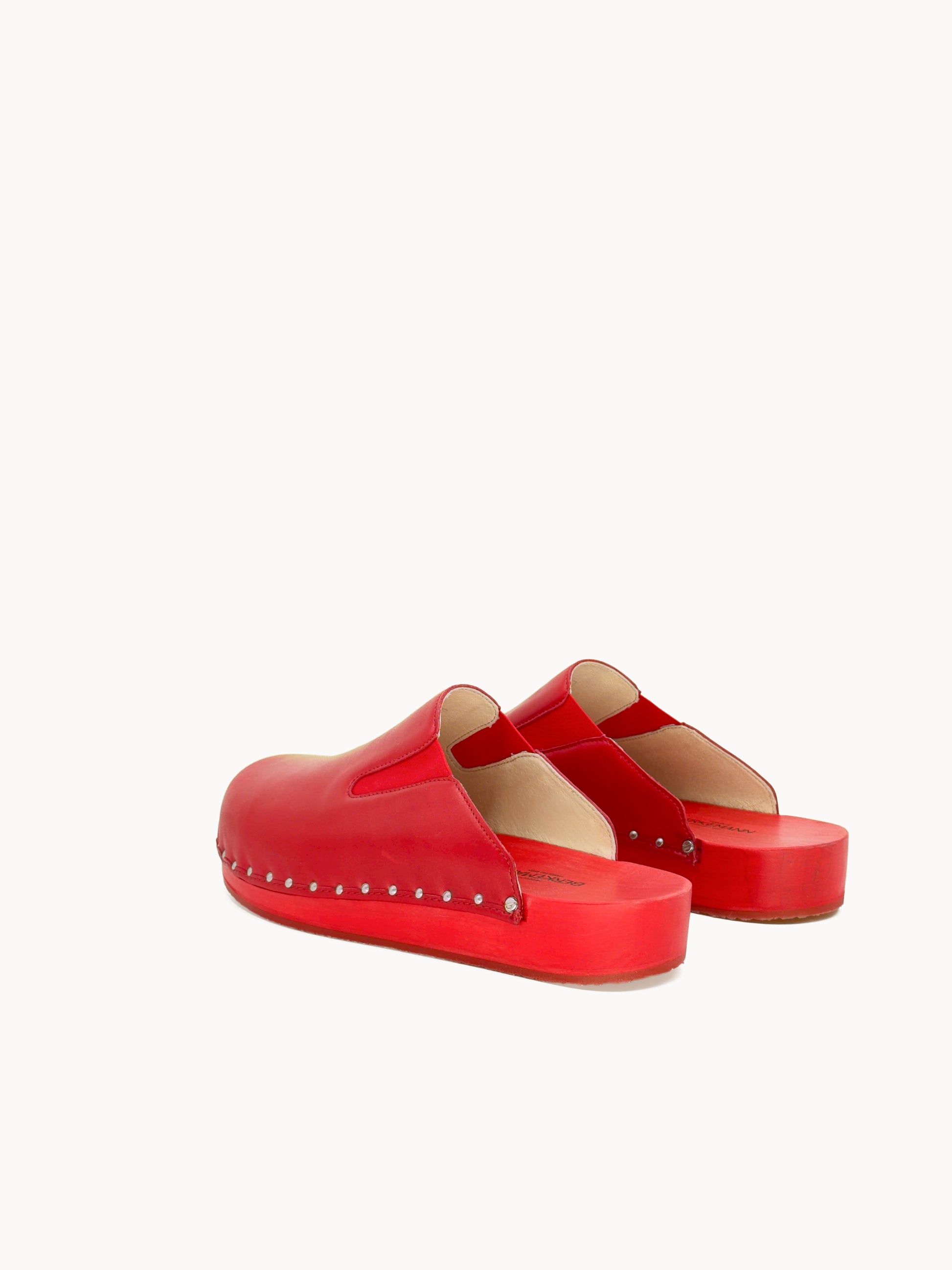 PIN 82 Mono Rot Holzschuh von Heinrich Berkemann schräg von hinten